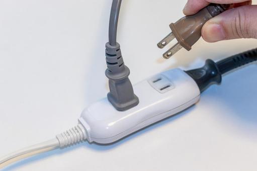 電源タップにプラグを差し込む 電源タップ,プラグ,差し込むの写真素材