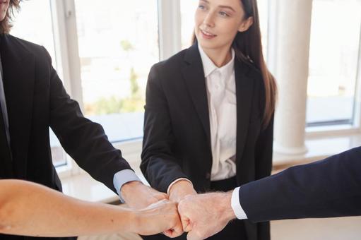 真ん中でグータッチする4人の手 女性,グータッチ,拳の写真素材