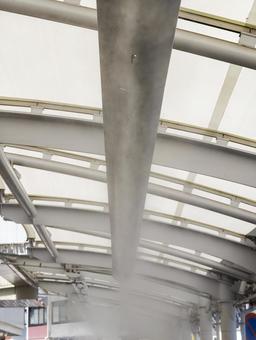 駅のホームのミスト冷却設備 屋根,ミスト,構造物の写真素材