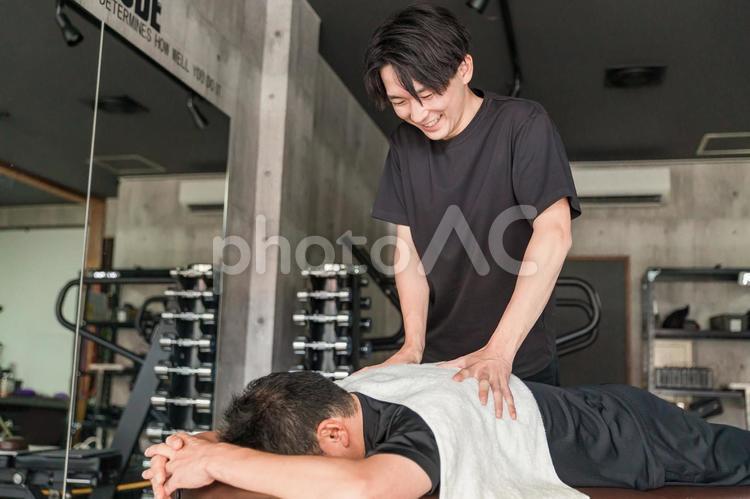 マッサージをする整体師・トレーナーの男性 スポーツ整体,スポーツマッサージ,マッサージの写真素材