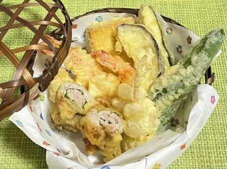 天ぷら盛り合わせ(らっきょうなど) 天ぷら盛り合わせ,豚肉の大葉巻き,甘酢漬けらっきょうの写真素材