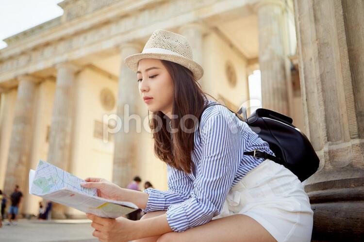 地図を見る海外旅行中の女性15 海外旅行,女性,日本人の写真素材