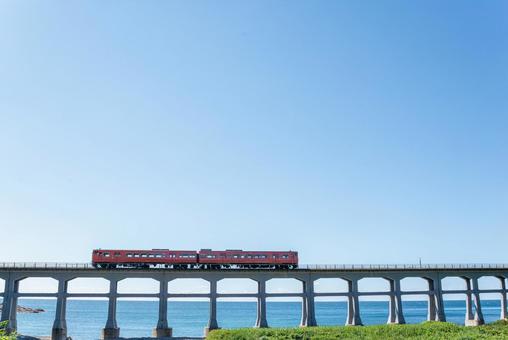 惣郷川橋梁を駆ける列車 惣郷川橋梁を駆ける列車 田んぼ,田,晴れの写真素材
