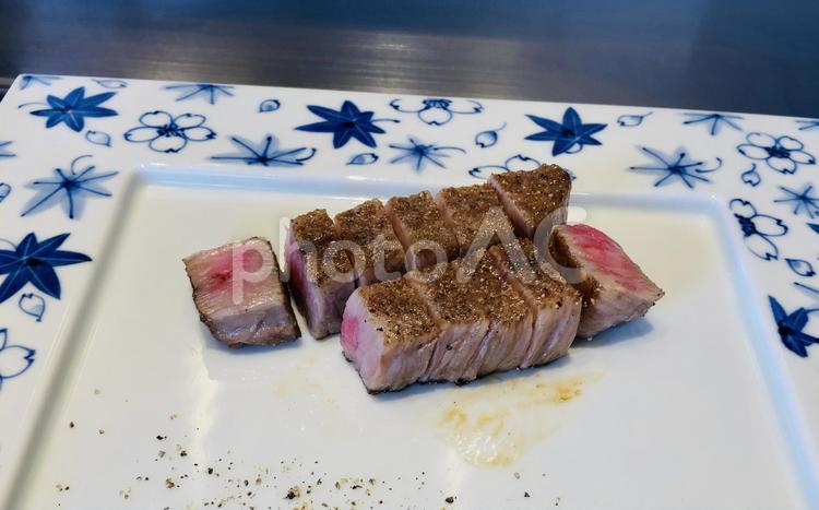 九州産黒毛和牛ステーキ〜レア ステーキ,レア,牛肉の写真素材
