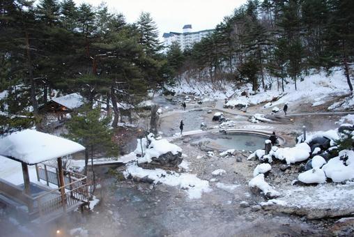 草津温泉西の河原公園の雪景色 草津温泉西の河原公園の雪景色の写真