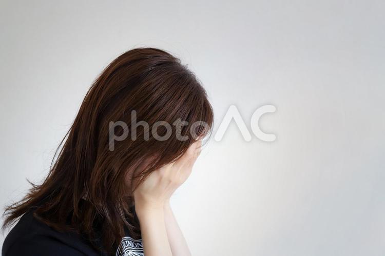 落ち込む女性　うつ病イメージ 落ち込む,女子,うつ病の写真素材