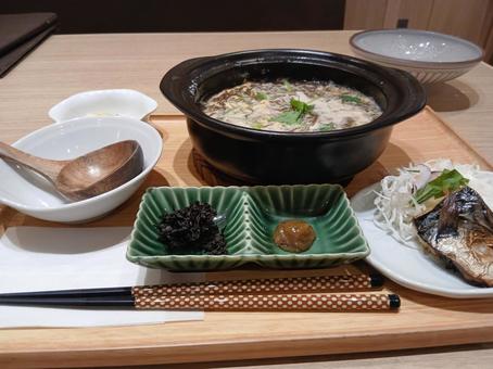 卵もずく雑炊と塩さば 卵もずく雑炊と塩さばの写真