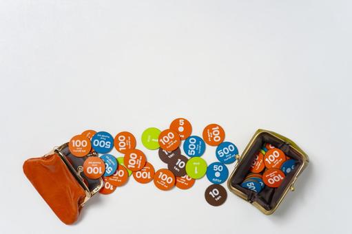 がま口財布と飛び出したおもちゃのお金 がま口財布と飛び出したおもちゃのお金 お金,コピースペース,マネーの写真素材
