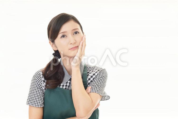 不安そうな表情の女性 女性,主婦,母親の写真素材