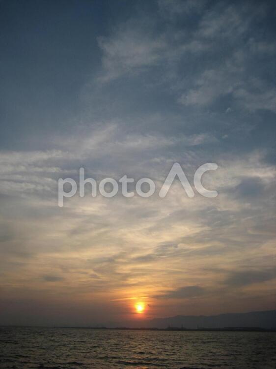 夕日 うみ,夕方,水面の写真素材