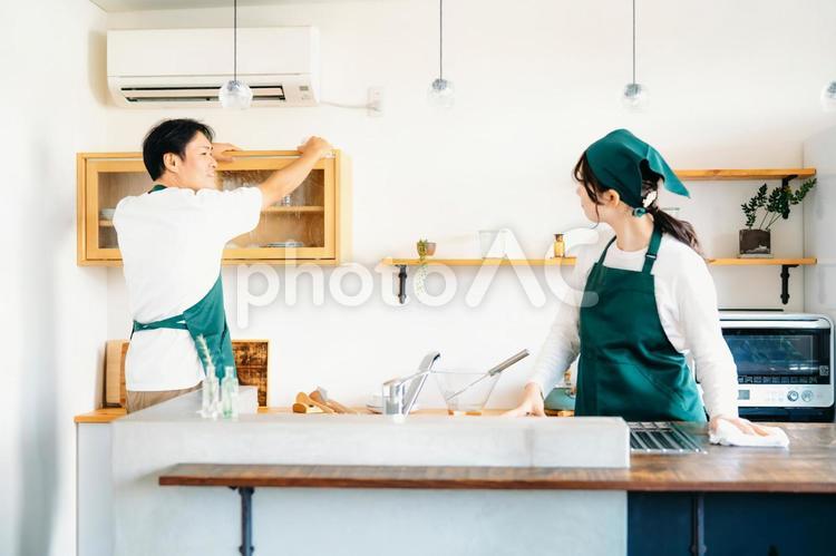 ハウスクリーニングする男女（台拭き・エアコン） ハウスクリーニング,掃除,ハウスキーパーの写真素材