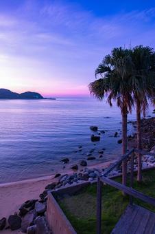 海岸沿いから眺める夕暮れ 海岸沿いから眺める夕暮れ 夕暮れ,夕焼け,夕陽の写真素材