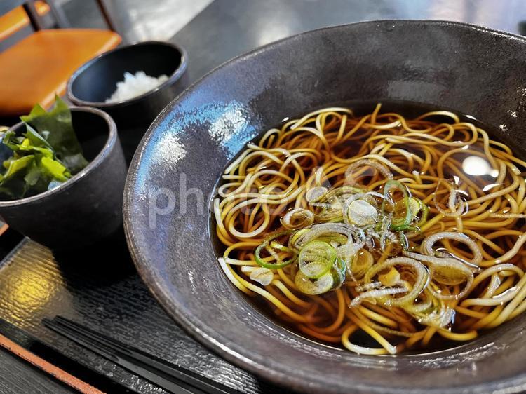 一杯のかけそばとトッピング かけそば,蕎麦,どんぶりの写真素材