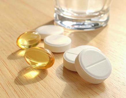 テーブルに並べられた薬の錠剤 テーブルに並べられた薬の錠剤の写真