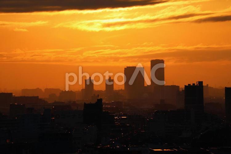 オレンジ色の夕空とシルエットの街並み オレンジ色,夕空,シルエットの写真素材