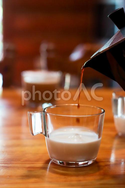 コーヒーを淹れる ホットコーヒー,コーヒー,カフェオレの写真素材