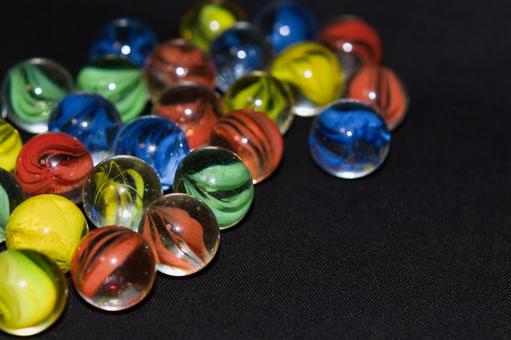 色々な色のビー玉の写真