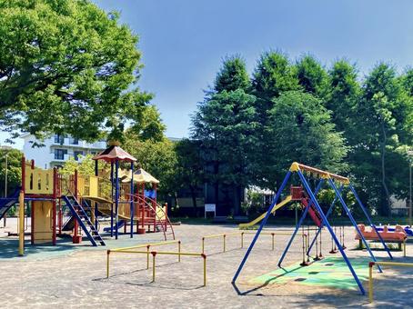 平日午前の児童公園 平日午前の児童公園の写真