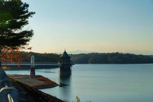 狭山湖の取水塔と紅葉 狭山湖,取水塔,紅葉の写真素材