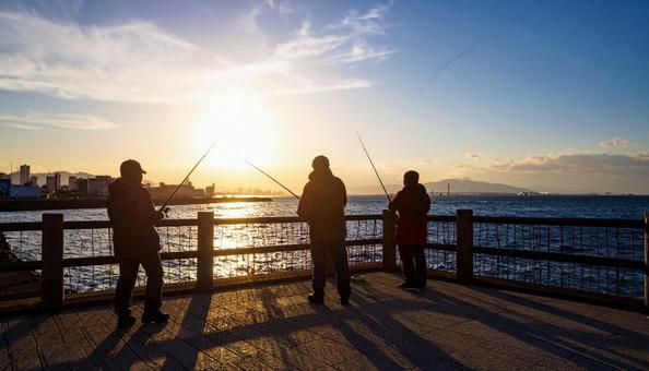釣り公園で釣りを楽しむ 釣り公園で釣りを楽しむの写真