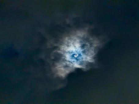 幻想的な月と雲 幻想的な月と雲 月,夜景,夜の写真素材