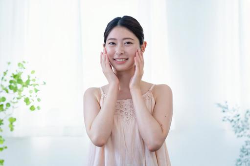 頬に手を当てているスキンケアイメージ 女性,美容,スキンケアの写真素材