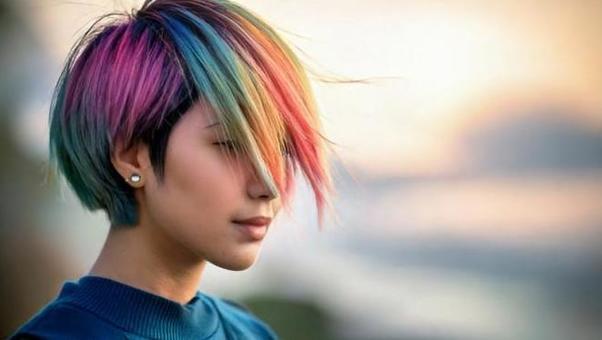 ショートヘアの女性 ショートヘアの女性の写真