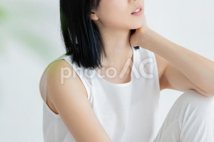 白い服を着た若い女性　美容・健康イメージ 女性,美容,健康の写真素材