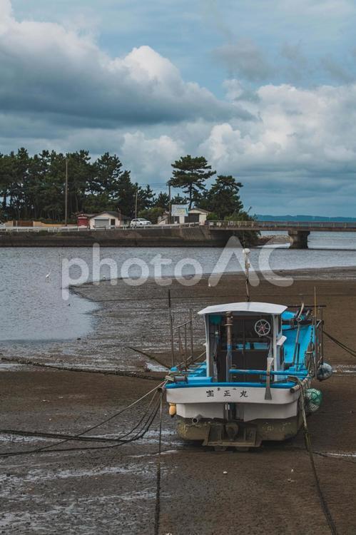 曇り空の漁港の風景 海,海岸,海岸沿いの写真素材