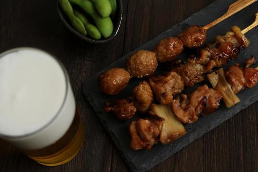 焼き鳥とビールの晩酌 焼き鳥とビールの晩酌 焼き鳥,ビール,枝豆の写真素材