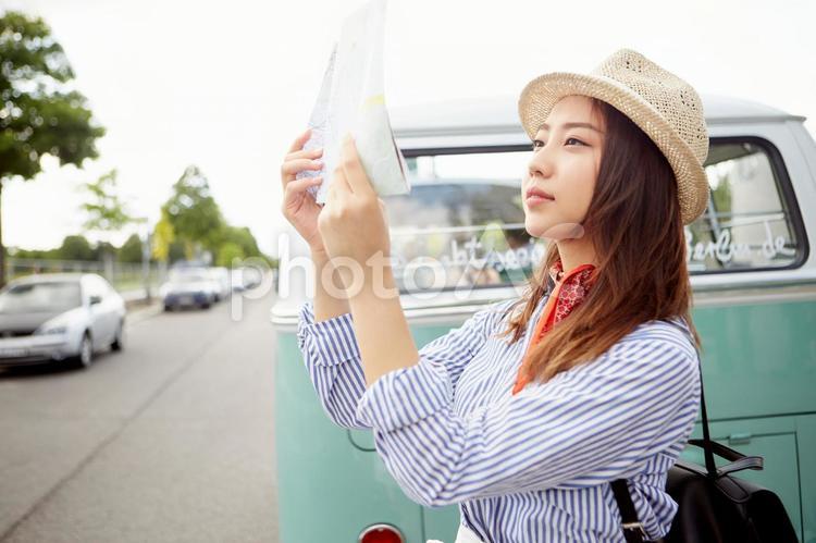 地図を見る海外旅行中の女性38 海外旅行,女性,日本人の写真素材