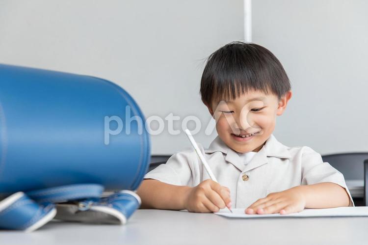 楽しそうに学習する男の子　Boy 塾,学習塾,習い事の写真素材