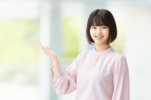 手で案内をする女性・ビジネスウーマン 女性,人物,ビジネスの写真素材