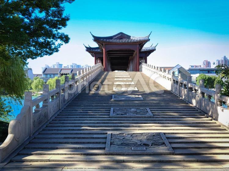 中国の伝統的な屋根付き石橋と階段風景 中国,伝統建築,橋の写真素材