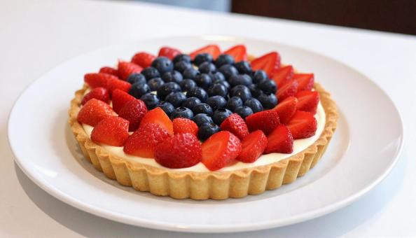 イチゴとブルーベリーのタルトの写真