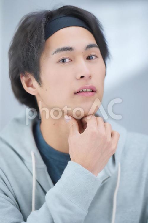 顎に手を置いてカメラ目線の男性（縦） 男性,美容男子,化粧男子の写真素材