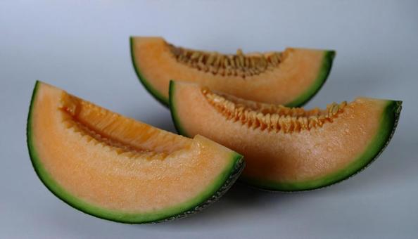 カットしたみずみずしいメロンの写真