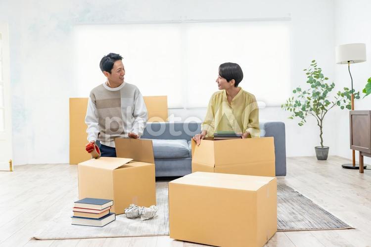 荷造りをする夫婦 移転,部屋,引越しの写真素材