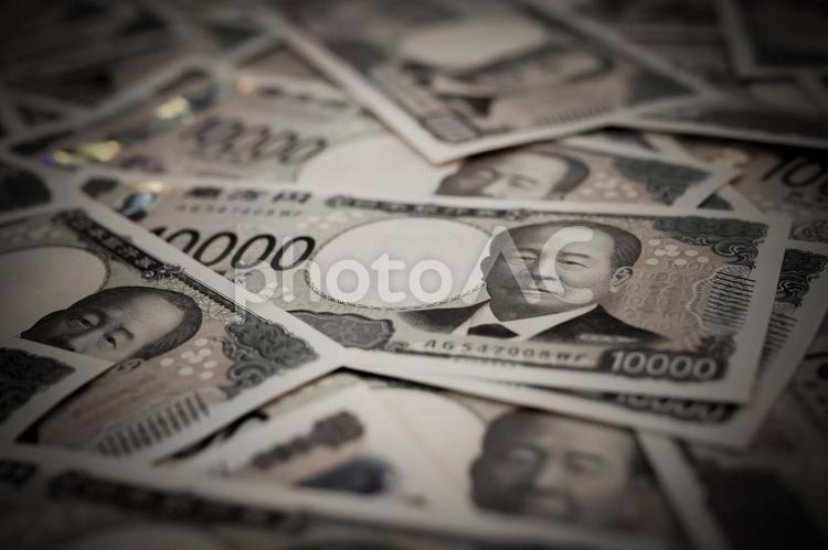 一万円札が敷き詰められたネガティブな画像 ネガティブ,裏金,暗いの写真素材