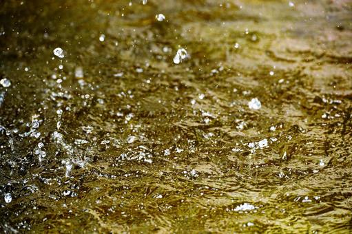 水面に広がる波紋と飛沫 水面に広がる波紋と飛沫の写真