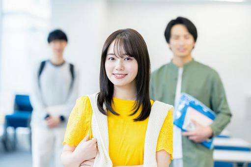 教室を歩く大学生 大学生,教室,笑顔の写真素材