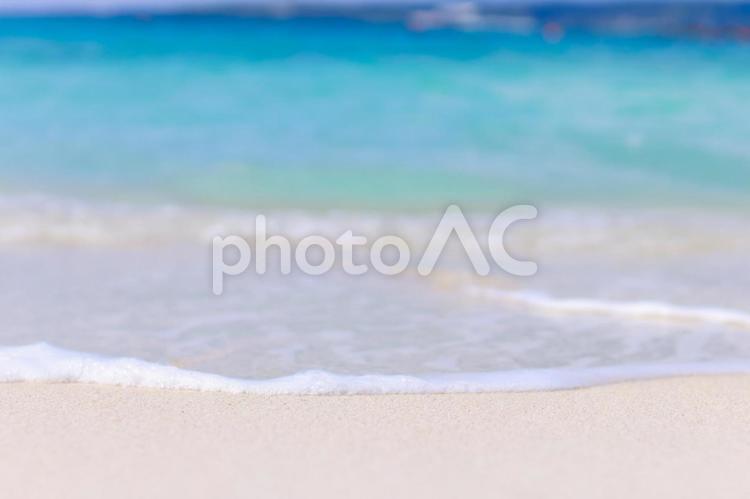 宮古島のきれいなビーチに打ち寄せる波 海,海辺,波の写真素材