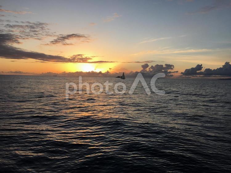 夕焼けと海 海,夕焼け,夕日の写真素材
