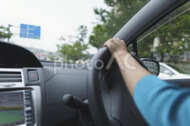 車を運転する女性 女性,カーナビ,ナビの写真素材