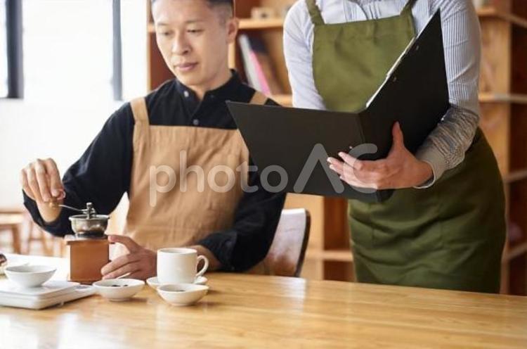 研修を行うアジア人の飲食店経営者 研修,飲食店,店員の写真素材