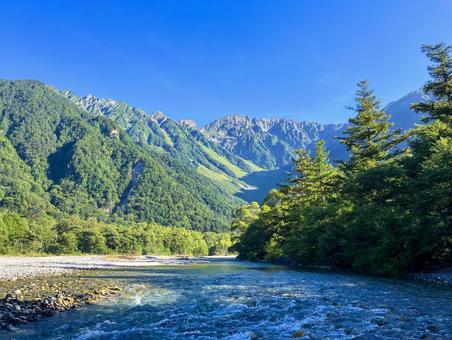 梓川の清流と上高地の絶景 梓川の清流と上高地の絶景 上高地,早朝,朝の写真素材
