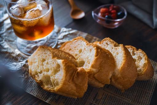 フランスパンを朝食で食べる フランスパンを朝食で食べる の写真
