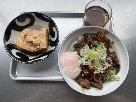 ホルモン丼と肉どうふ ホルモン丼と肉どうふの写真