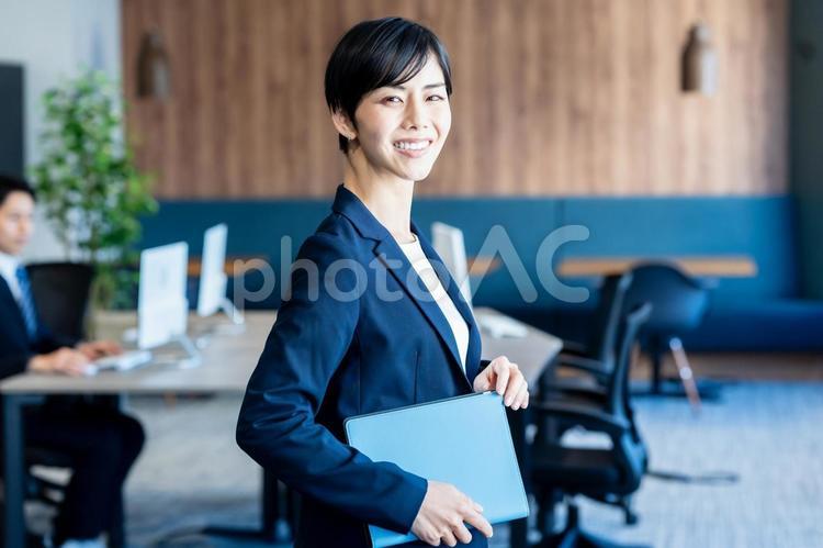 オフィスで働くビジネスウーマン スマホ,若い女性,女性の写真素材