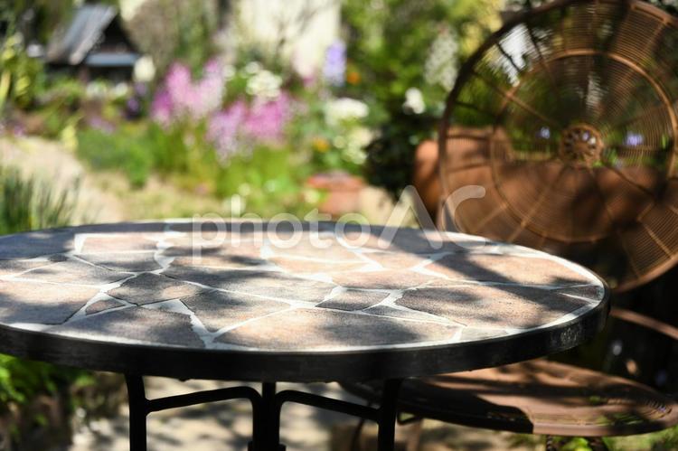 自宅で花を見ながらボーと安らげる場所 癒し,ガーデニング,テーブルの写真素材